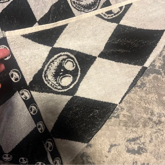 Disney The Nightmare Before Christmas Beach Towel Black And White - Picture 7 of 10